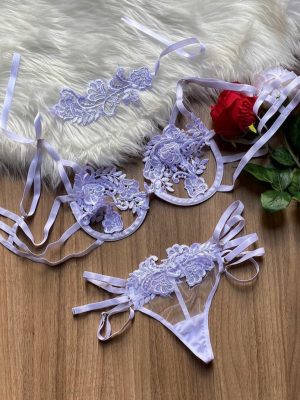 Conjunto sensual detalhado com renda guipir branco