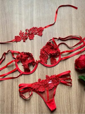 Conjunto sensual detalhado com renda guipir vermelho